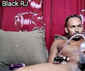 młoda klientka z blond włosami obciąga