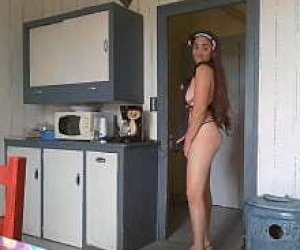 gorąca mamuśka z ładnym tyłeczekiem dochodzi w miejscu publicznym