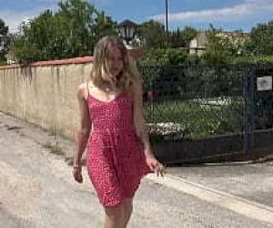 smukła dziwka z małymi cyckami  na świeżym powietrzu