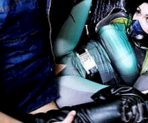 słodka rozpustnica z ciemnymi włosami uprawia seks na misjonarza