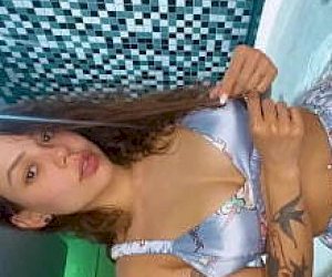 молодая брюнетка бритая киска  дома