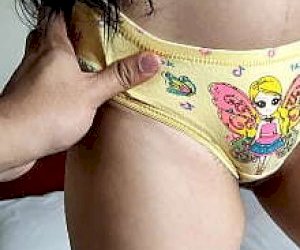 niewinna laska jako olśniewająca piękność jest brana w domu