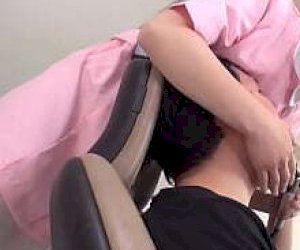 azjatka z wygoloną cipką dostaje spermę do środka