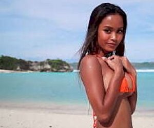 piękność z fajną cipką robi striptis na plaży