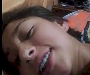 малолетка она