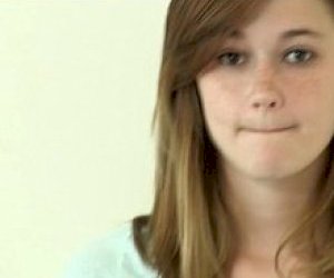 drobna rudowłosa bez doświadczenia robi striptis