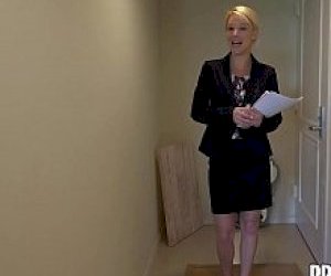 hot mom with a shaved pussy takes a visitor like an amazon