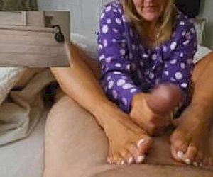 bugger  is squirting in front of the webcam