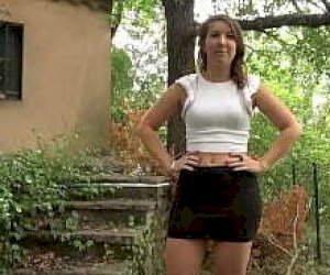 стройная одна девушка брюнетка проникновения