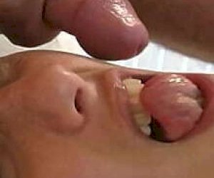 худая мадемуазель блондинка просит ещё дома