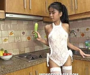 chudziutka osiemnastka z dużymi melonami robi striptis