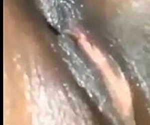 słodka czarna dziewczyna z mokrą cipką robi loda w domu