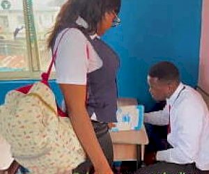 возбуждённая девушка с огромным задом повизгивает