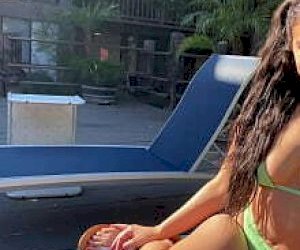 брюнетка  сосёт член