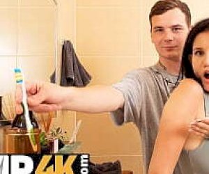 парнишка  делает минет