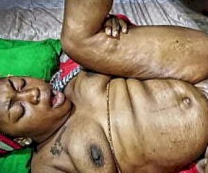 zaokrąglona żona o seksonwym ciele  w łóżku