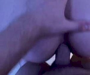 młoda osiemanstka z fajnym tyłeczkiem uprawia seks analny