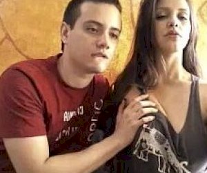 милая восемнадцатилетие брюнетка занимается сексом веб-камера