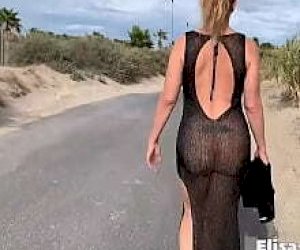 шлюха  кончает на пляже