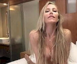 великолепная леди сиськи взял её