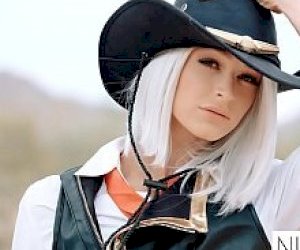 customer  is fucking amazon with her in public