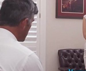 młoda nastolatka z małymi cyckami uprawia seks na misjonarza w biurze