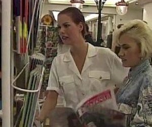 грудастая брюнетка большие титьки секс втроём