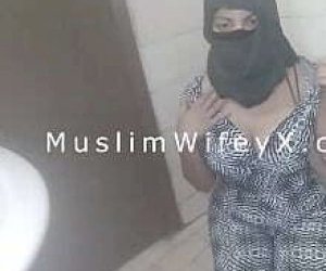 mokra kobieta o seksonwym ciele piszczy przed kamerką