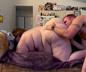 Virgin with an impressive phallus is squirting on the couch