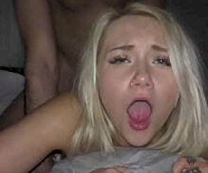 słodka damulka z blond włosami ujeżdża w domu