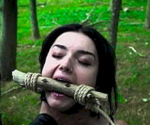 niegrzeczna dziewka  połyka po wszystkim