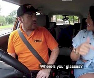 брюнетка с большими дынями