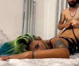 wytatułowana pinda z fajnym tyłeczkiem wkłada kutasa głęboko do gardła