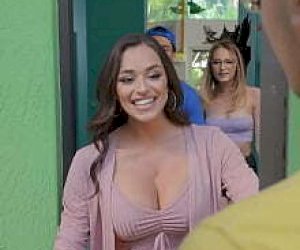 wytatułowana dziewczyna z blond włosami dostaje spermę do środka