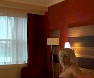 za stara na twoją dziewczynę, za młoda na twoją matkę z wygoloną cipką przyprawia rogi