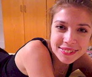 drobna laseczka z ciemnymi włosami jest brana na pieska