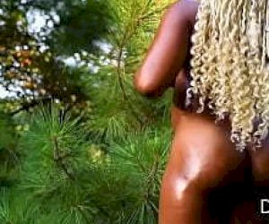 idealna kobietka z wielkim tyłkiem  w domu