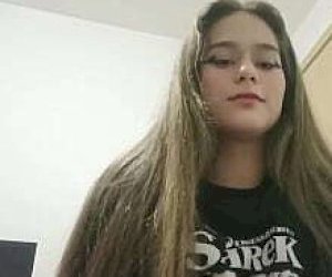 młoda macocha bez doświadczenia wkłada kutasa głęboko do gardła w domu