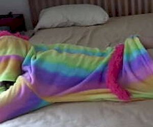 мадемуазель брюнетка езда верхом