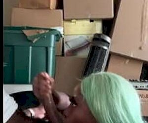 guest  squirts on her face