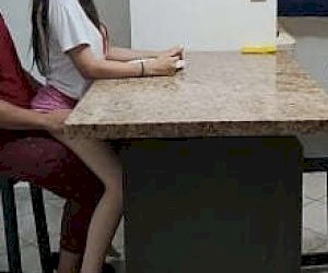 typ z ogromną gruchą ostro świntuszy