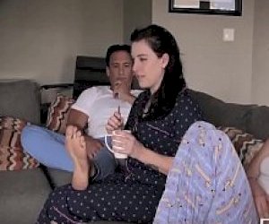 chudziutka dziunia z małymi cyckami zostaje przerżnięta