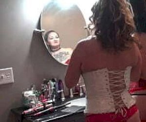 mokra laleczka w seksownej bieliźnie zabawia się oralnie w domu