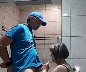 мужик с членом наружу делает минет в номере