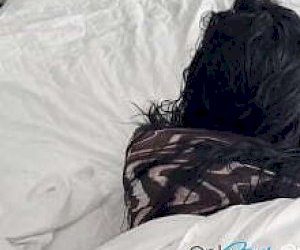 wytatułowana macocha z wygoloną cipką jest brana na pieska