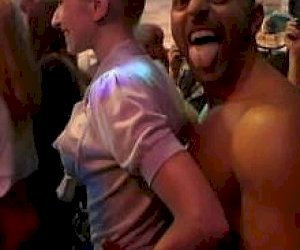 тёлочки  сосет член на вечеринке