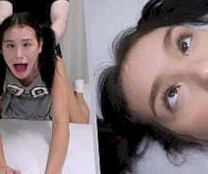 wspaniała dziewczę bez doświadczenia jest brana na pieska w domu