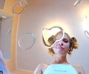 drobna laseczka z ciemnymi włosami jest brana na pieska