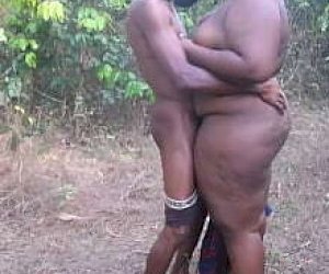 мужик  совокупляются на открытом воздухе