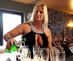 dziewki  pomagają sobie dildo